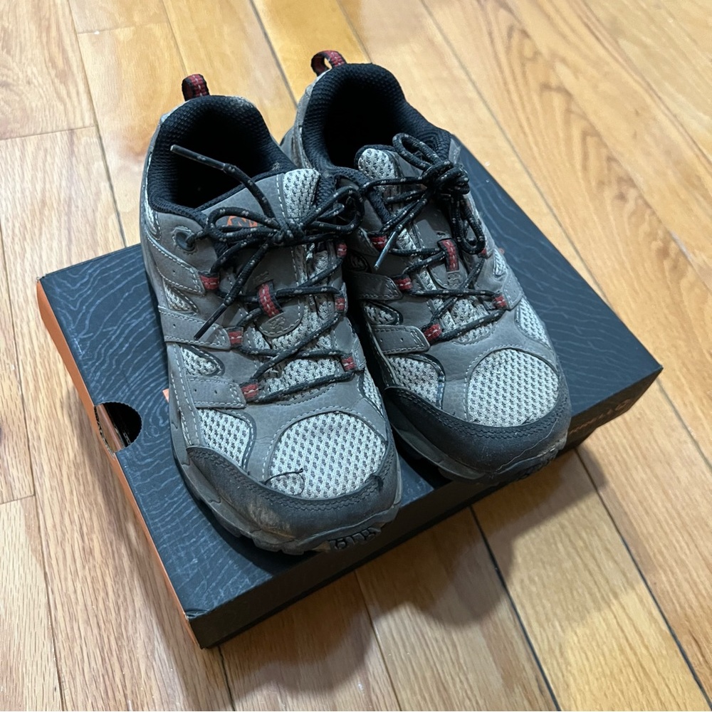 Merrell Moab low lace hiking shoe